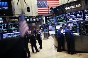 Giới đầu tư lại bán tháo cổ phiếu